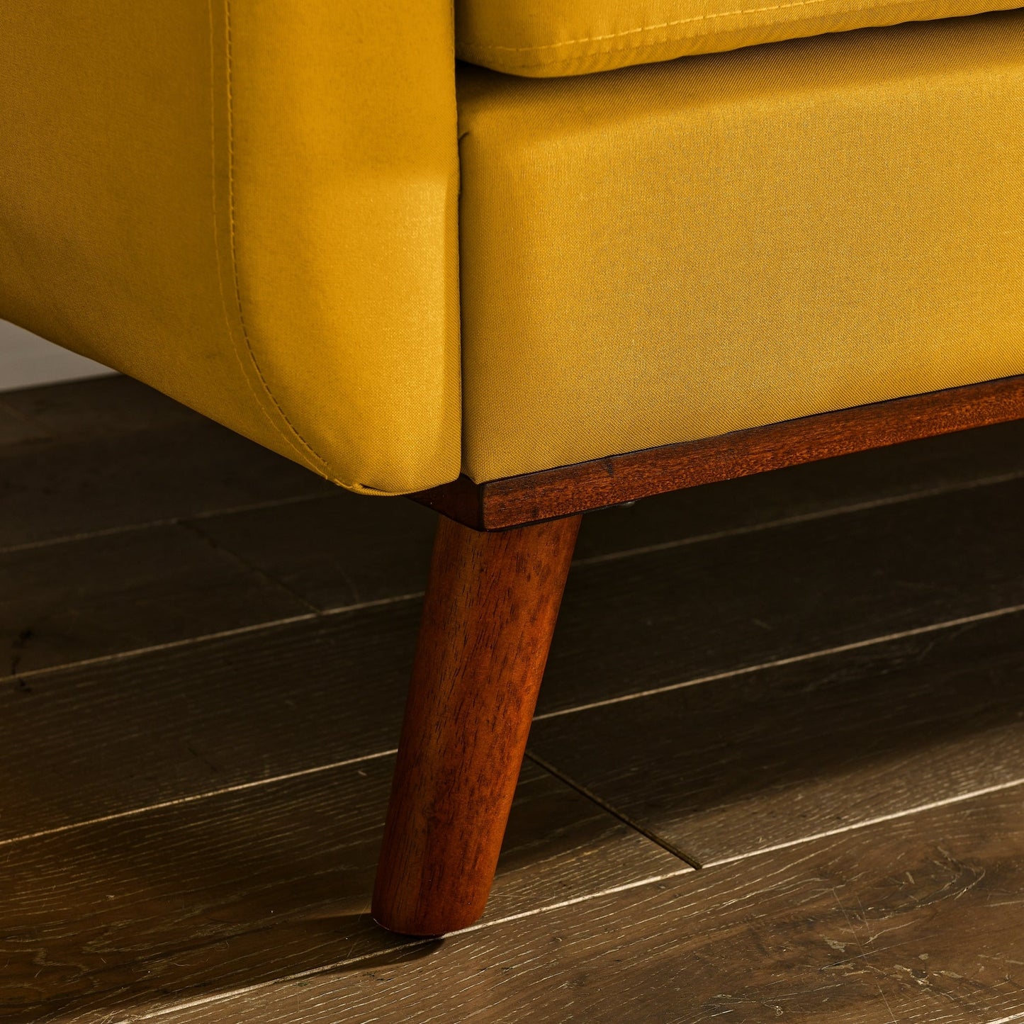 Divano a due posti imbottito con bottoni in schiuma gialla e gambe in ferro