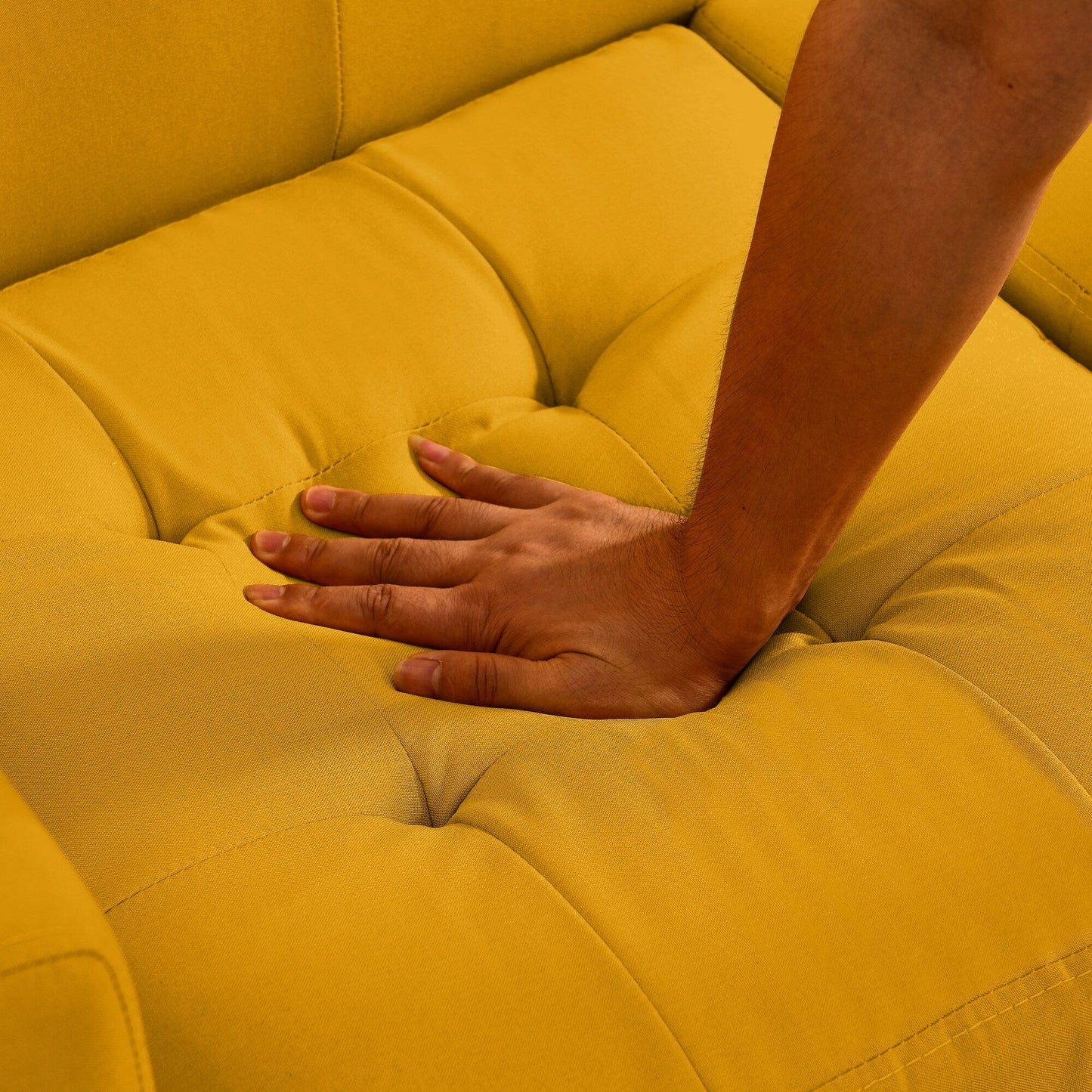 Divano a due posti imbottito con bottoni in schiuma gialla e gambe in ferro